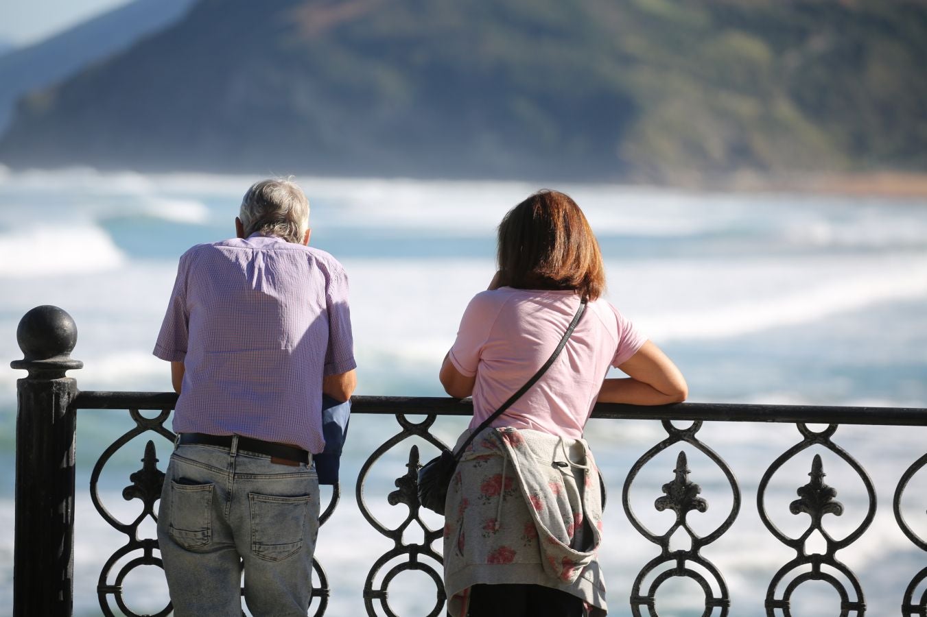 Los guipuzcoanos han aprovechado el buen tiempo para darse un paseo o hacer deporte el primer fin de semana de las nuevas medidas para combatir el Covid-19