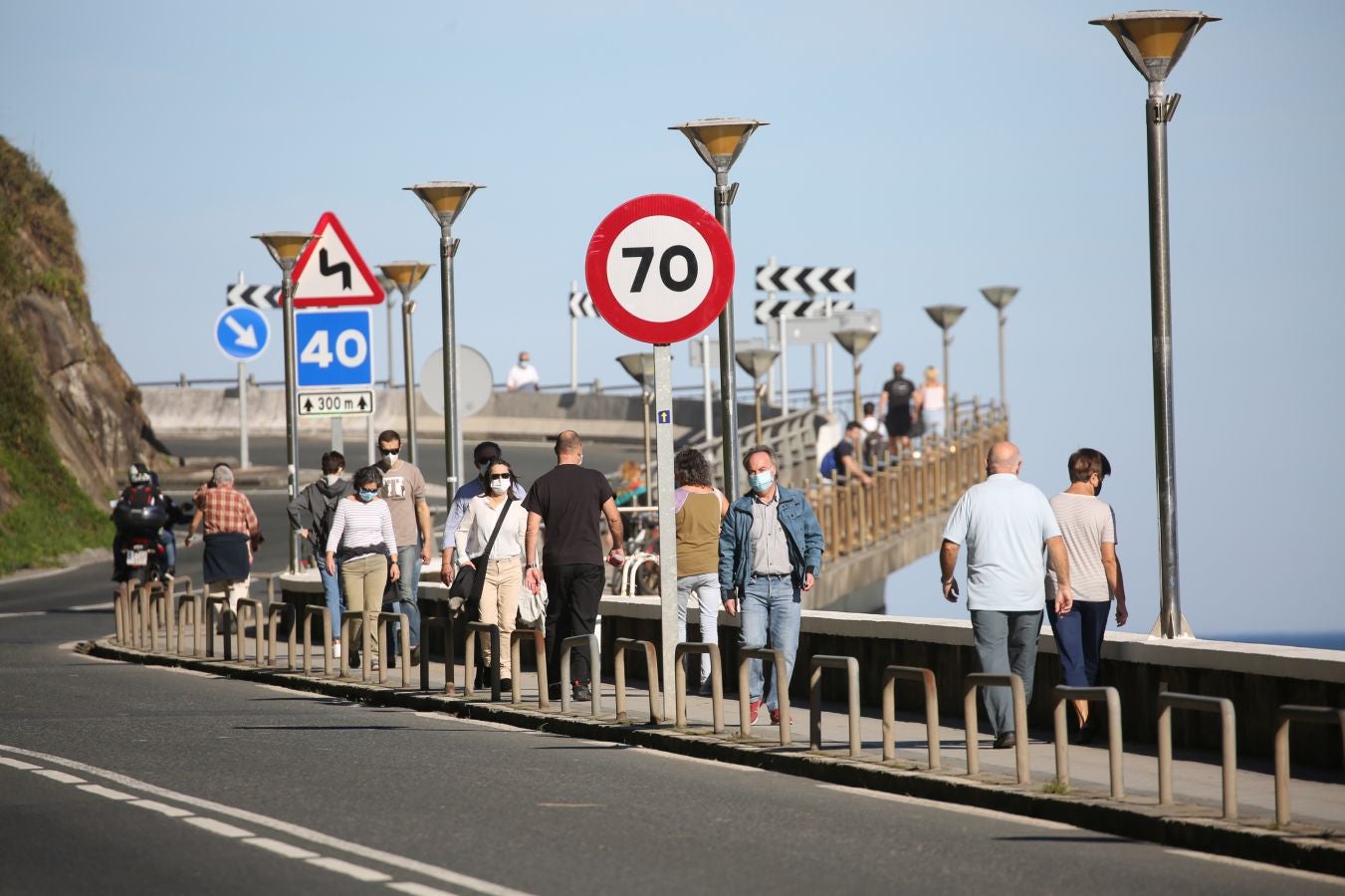 Los guipuzcoanos han aprovechado el buen tiempo para darse un paseo o hacer deporte el primer fin de semana de las nuevas medidas para combatir el Covid-19