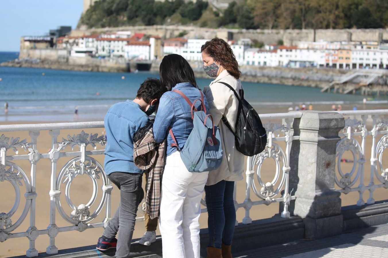 Los guipuzcoanos han aprovechado el buen tiempo para darse un paseo o hacer deporte el primer fin de semana de las nuevas medidas para combatir el Covid-19