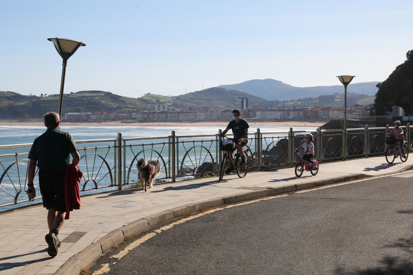 Los guipuzcoanos han aprovechado el buen tiempo para darse un paseo o hacer deporte el primer fin de semana de las nuevas medidas para combatir el Covid-19