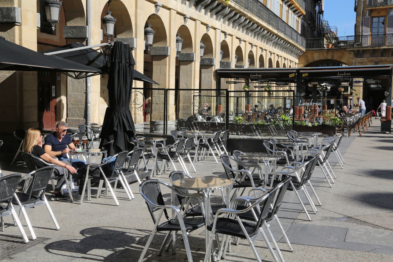 Los guipuzcoanos han aprovechado el buen tiempo para darse un paseo o hacer deporte el primer fin de semana de las nuevas medidas para combatir el Covid-19