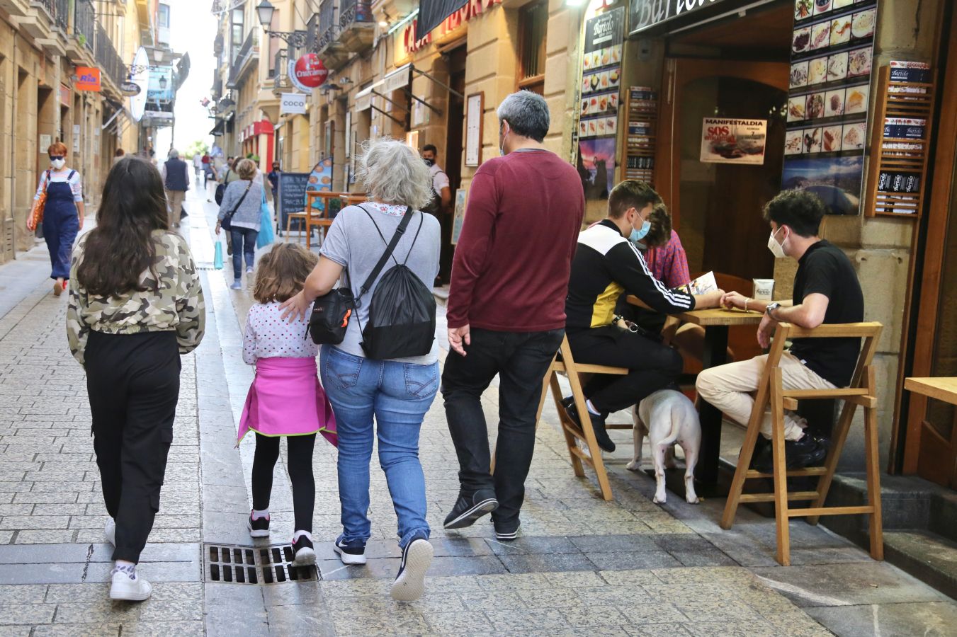 Los guipuzcoanos han aprovechado el buen tiempo para darse un paseo o hacer deporte el primer fin de semana de las nuevas medidas para combatir el Covid-19