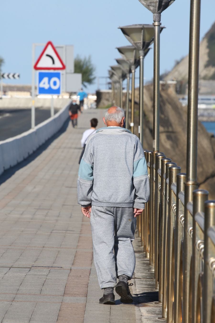 Los guipuzcoanos han aprovechado el buen tiempo para darse un paseo o hacer deporte el primer fin de semana de las nuevas medidas para combatir el Covid-19