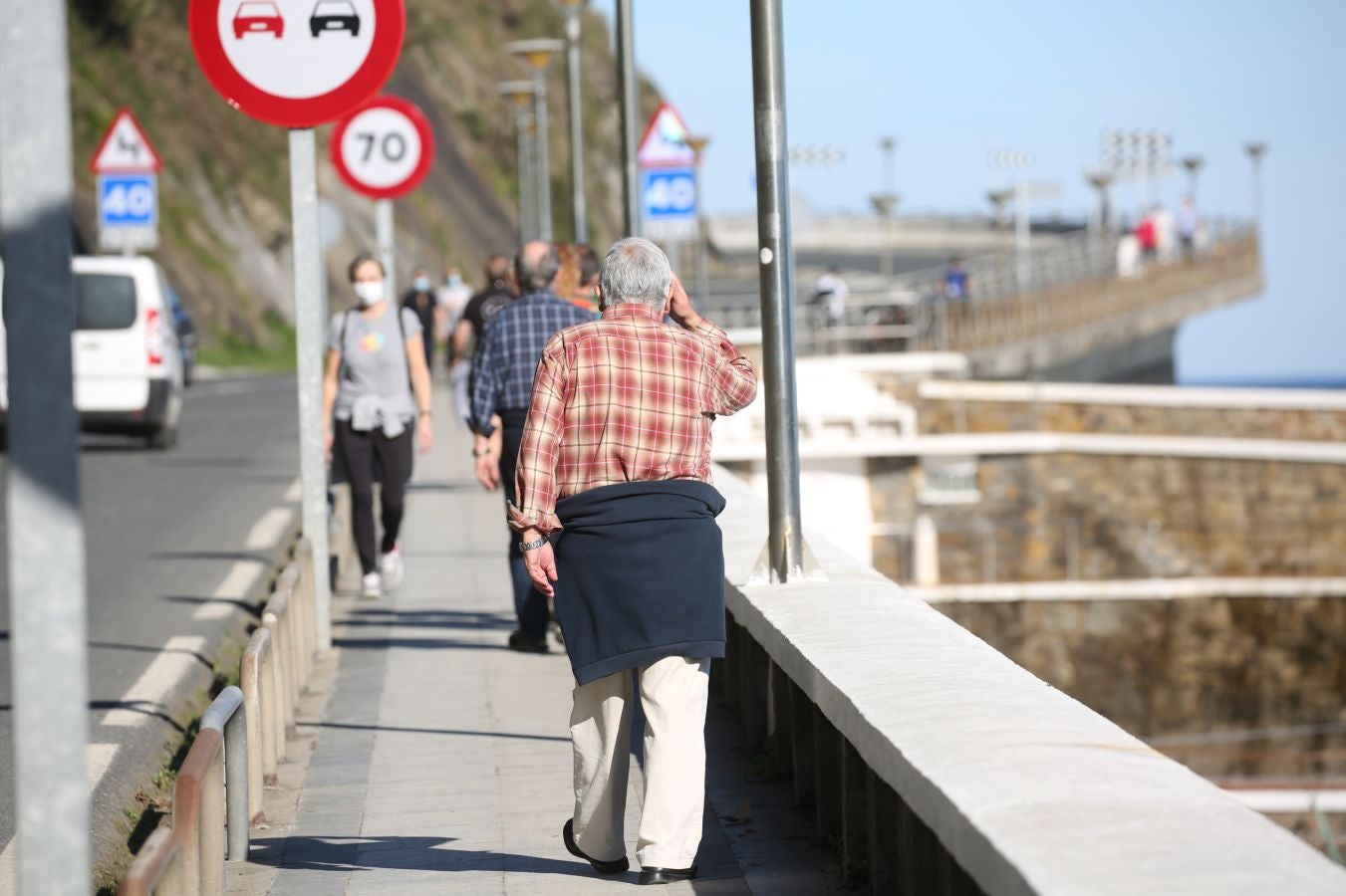 Los guipuzcoanos han aprovechado el buen tiempo para darse un paseo o hacer deporte el primer fin de semana de las nuevas medidas para combatir el Covid-19
