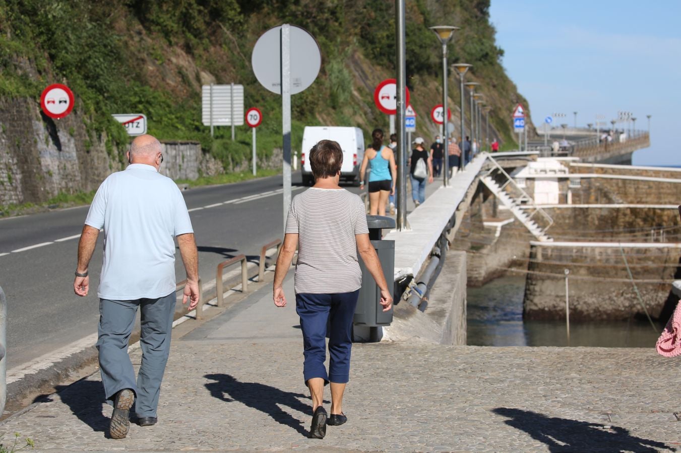 Los guipuzcoanos han aprovechado el buen tiempo para darse un paseo o hacer deporte el primer fin de semana de las nuevas medidas para combatir el Covid-19
