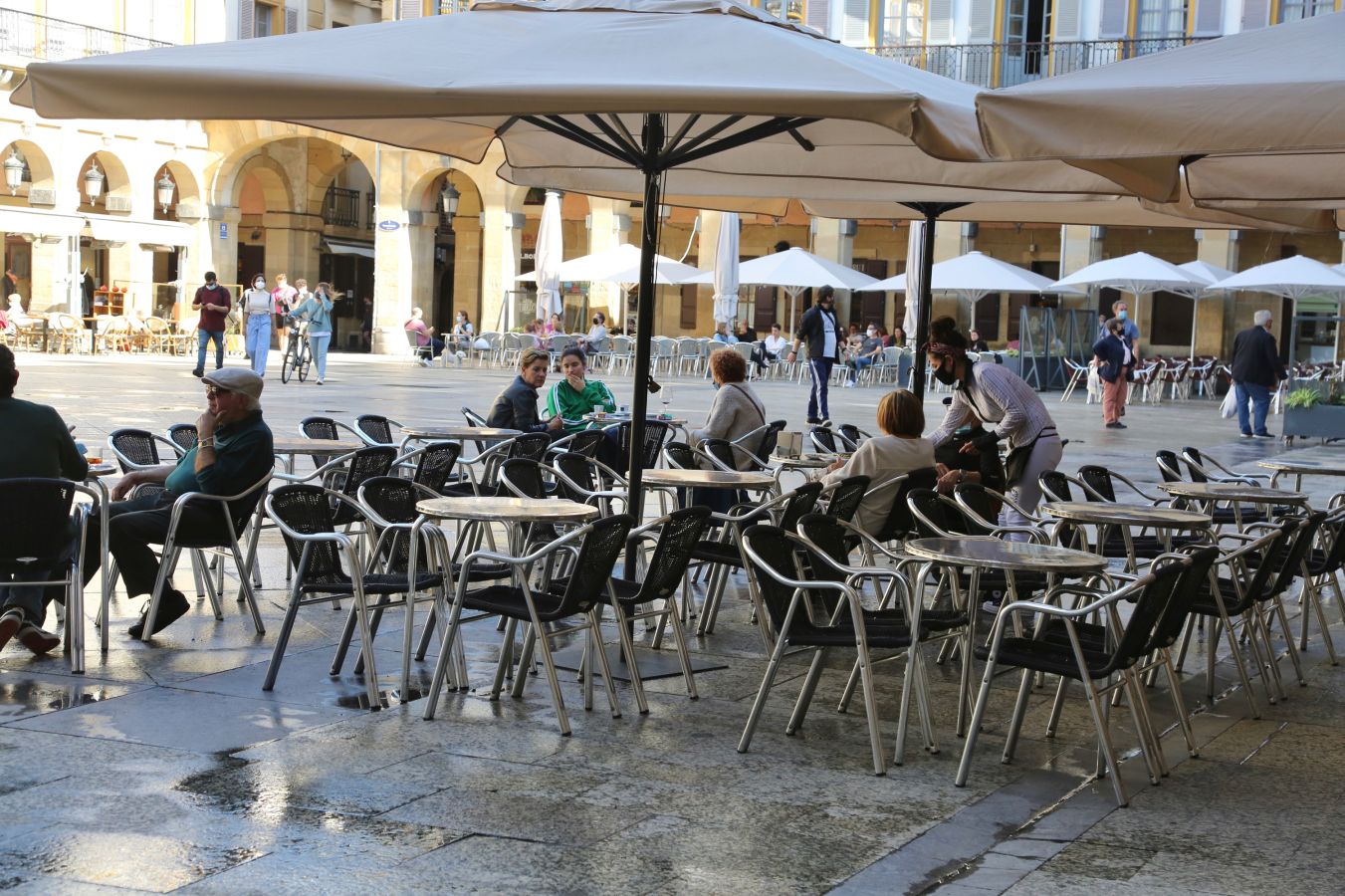 Los guipuzcoanos han aprovechado el buen tiempo para darse un paseo o hacer deporte el primer fin de semana de las nuevas medidas para combatir el Covid-19
