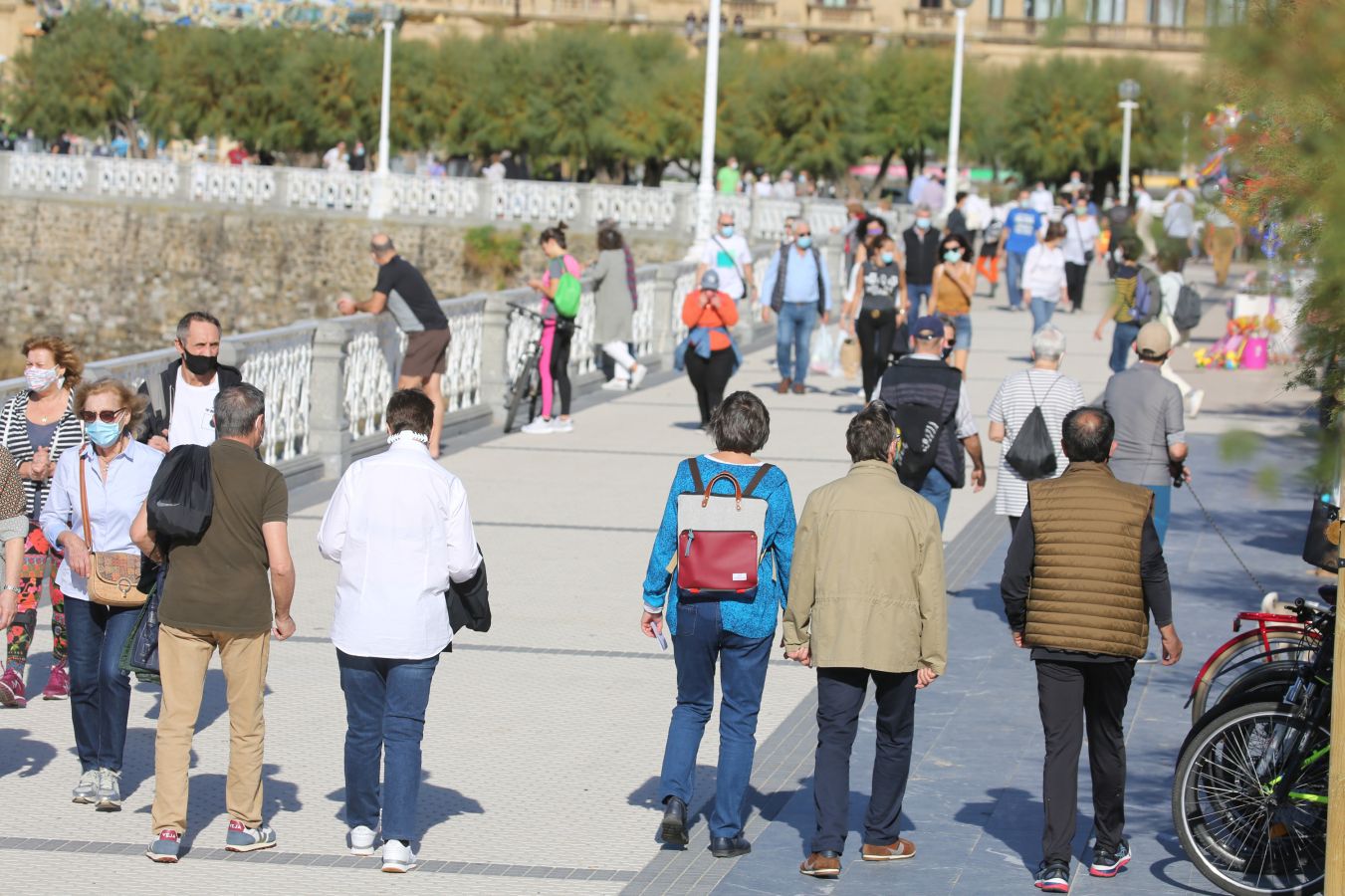 Los guipuzcoanos han aprovechado el buen tiempo para darse un paseo o hacer deporte el primer fin de semana de las nuevas medidas para combatir el Covid-19