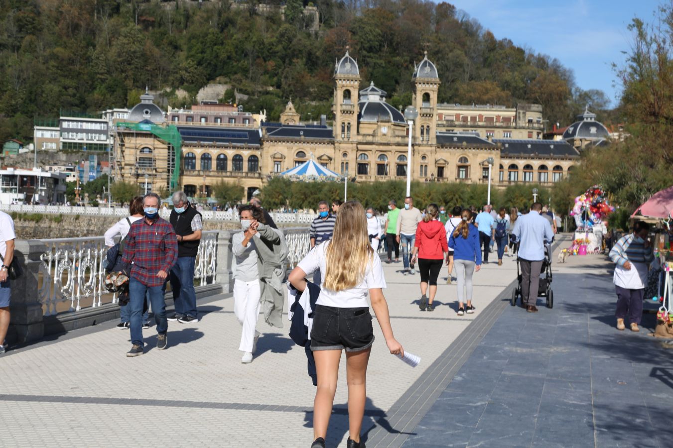 Los guipuzcoanos han aprovechado el buen tiempo para darse un paseo o hacer deporte el primer fin de semana de las nuevas medidas para combatir el Covid-19