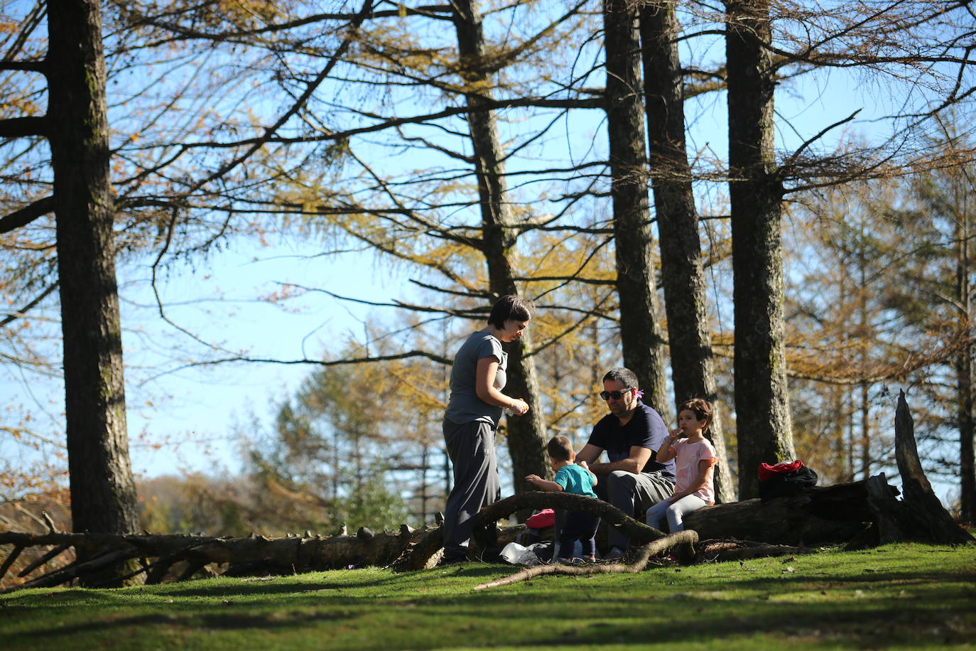 Los guipuzcoanos han aprovechado el buen tiempo para darse un paseo o hacer deporte el primer fin de semana de las nuevas medidas para combatir el Covid-19