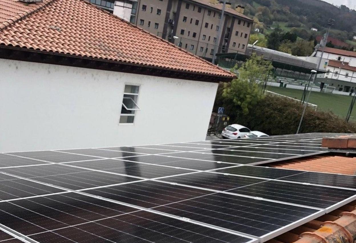 Placas solares en Lesaka que abastecerán también a la residencia.