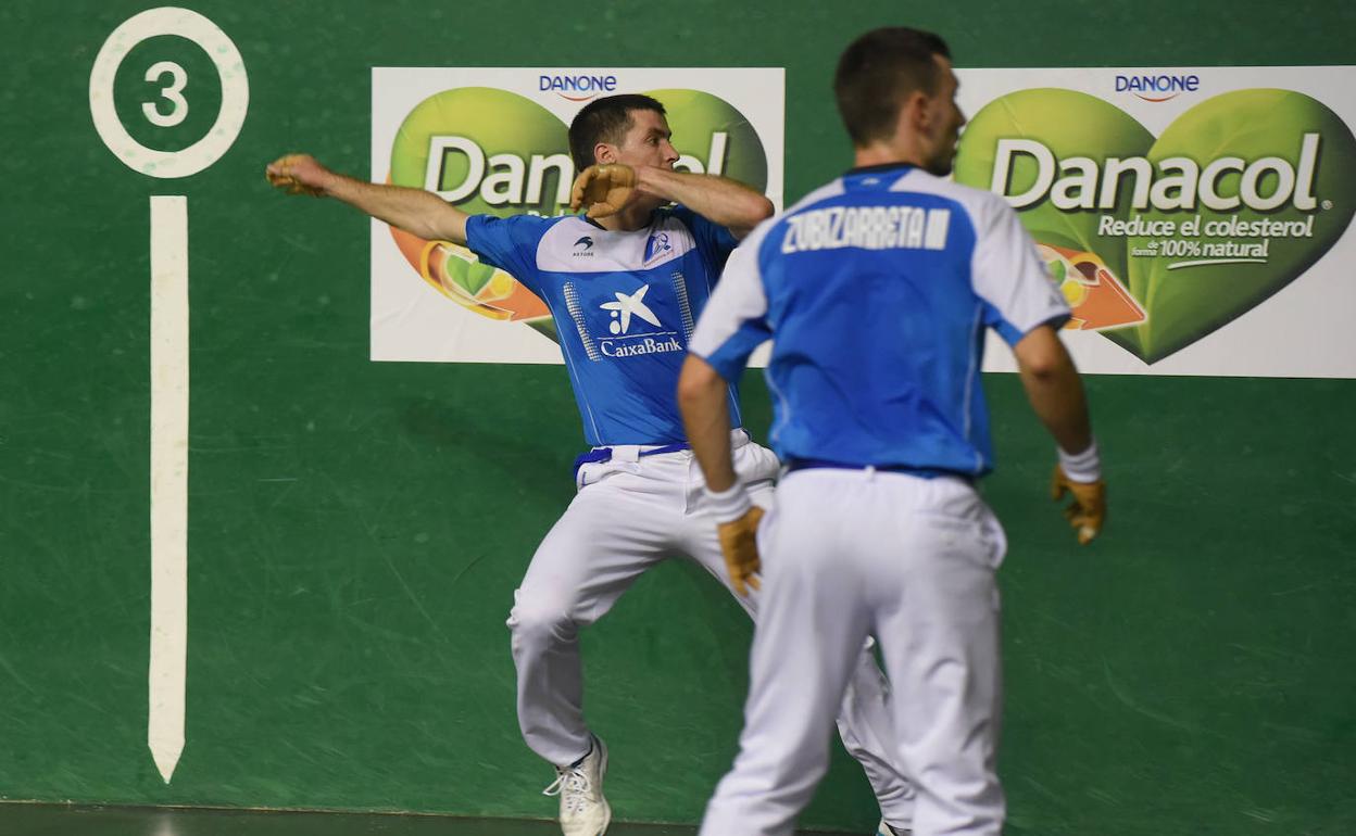 Beñat Rezusta se lastimó su mano izquierda en el Beotibar. A su costado, Iraitz Zubizarreta. 