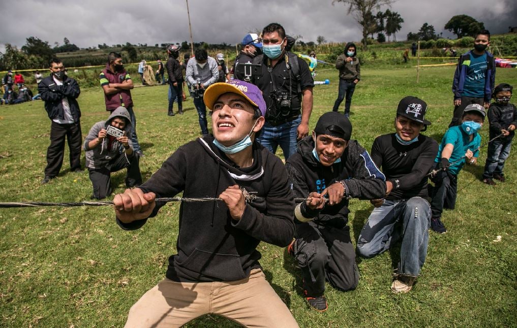 El Festival de Barriletes de Santiago Sacatépequez (Guatemala). Con un escenario distinto al campo de fútbol donde suele realizarse, el festival de barriletes (cometas) gigantes de Sumpango, al centro de Guatemala, trasladó sus colores a un parque con banquetas y árboles para que el público pudiera apreciar el arte desde la comodidad de su hogar. 