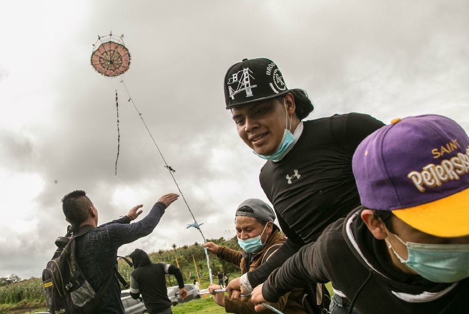 El Festival de Barriletes de Santiago Sacatépequez (Guatemala). Con un escenario distinto al campo de fútbol donde suele realizarse, el festival de barriletes (cometas) gigantes de Sumpango, al centro de Guatemala, trasladó sus colores a un parque con banquetas y árboles para que el público pudiera apreciar el arte desde la comodidad de su hogar. 