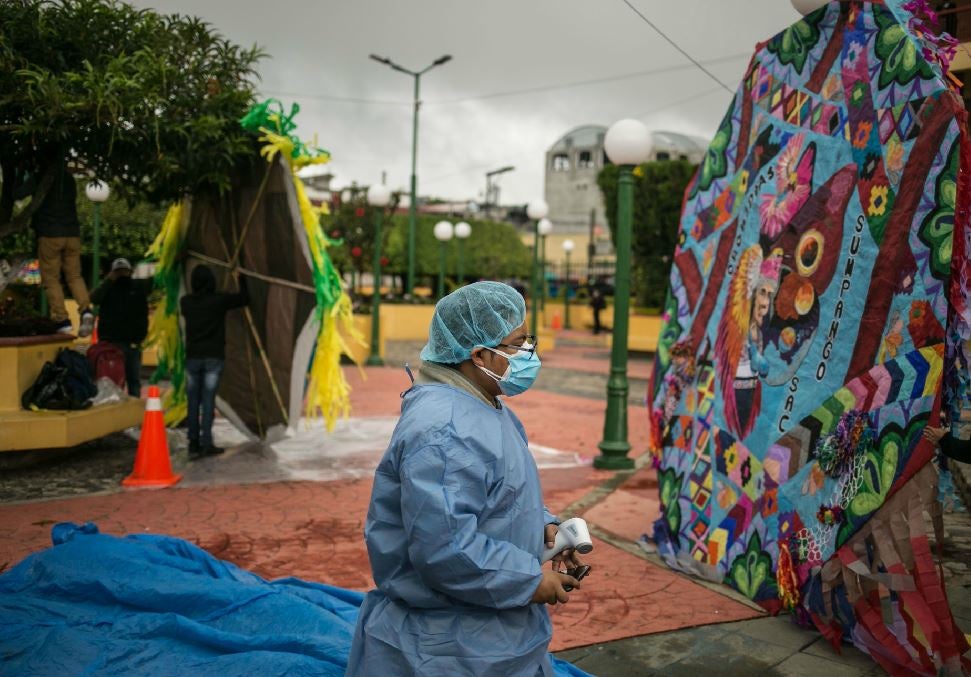 El Festival de Barriletes de Santiago Sacatépequez (Guatemala). Con un escenario distinto al campo de fútbol donde suele realizarse, el festival de barriletes (cometas) gigantes de Sumpango, al centro de Guatemala, trasladó sus colores a un parque con banquetas y árboles para que el público pudiera apreciar el arte desde la comodidad de su hogar. 