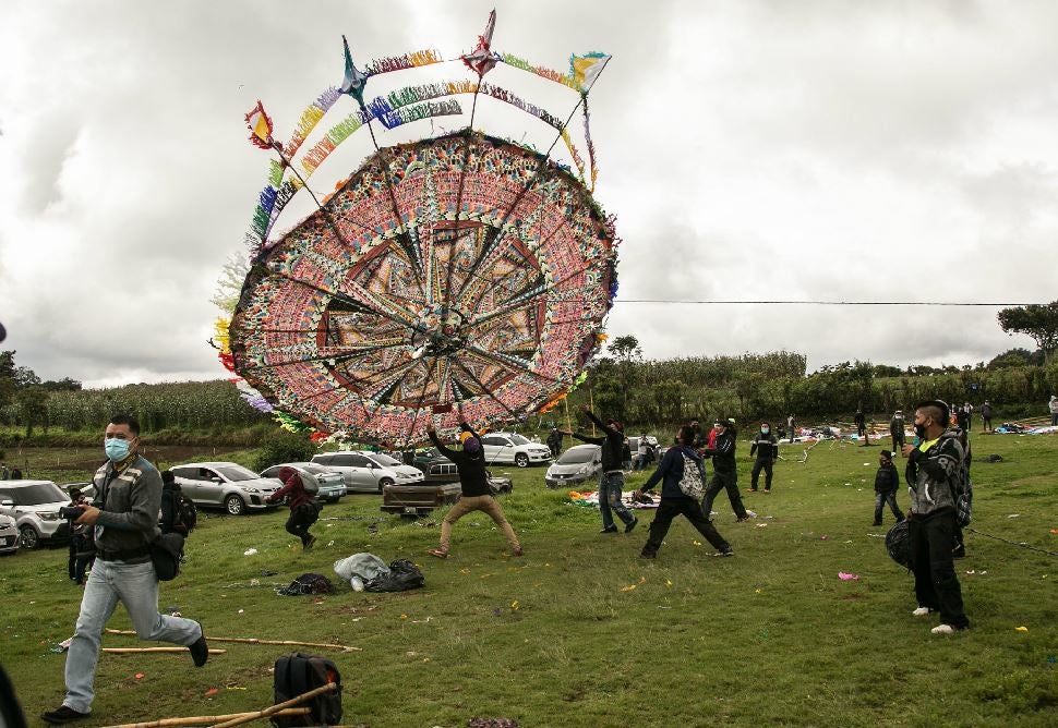 El Festival de Barriletes de Santiago Sacatépequez (Guatemala). Con un escenario distinto al campo de fútbol donde suele realizarse, el festival de barriletes (cometas) gigantes de Sumpango, al centro de Guatemala, trasladó sus colores a un parque con banquetas y árboles para que el público pudiera apreciar el arte desde la comodidad de su hogar. 