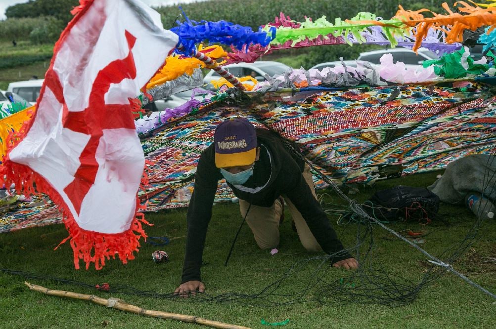 El Festival de Barriletes de Santiago Sacatépequez (Guatemala). Con un escenario distinto al campo de fútbol donde suele realizarse, el festival de barriletes (cometas) gigantes de Sumpango, al centro de Guatemala, trasladó sus colores a un parque con banquetas y árboles para que el público pudiera apreciar el arte desde la comodidad de su hogar. 