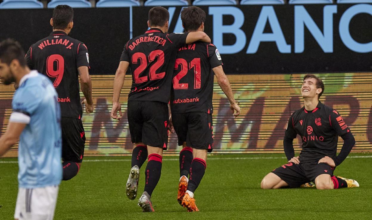 Willian, Silva y Barrenetxea corren a abrazar a Aihen tras el 0-1. 