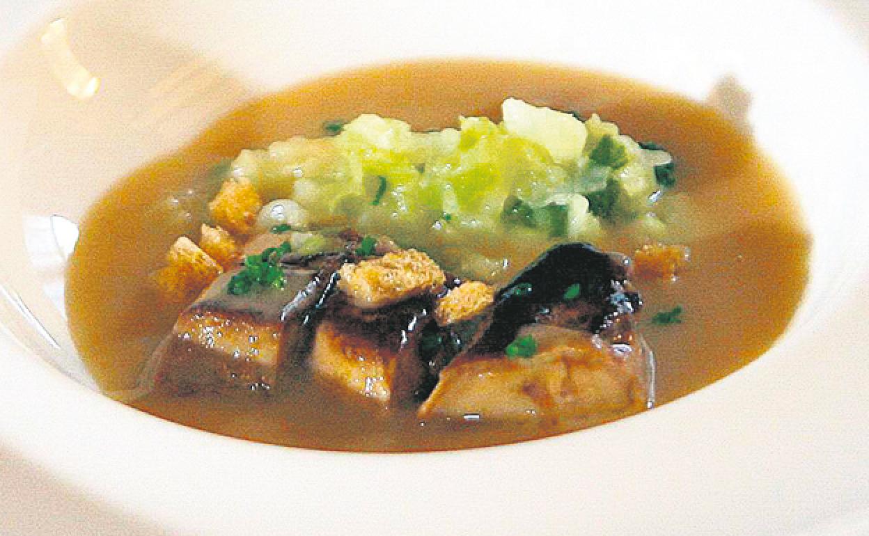 Receta de foie-grass salteado en caldo de garbanzos y panes fritos