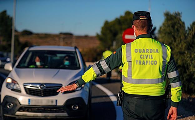 Imagen principal - Control de la Guardia Civil en una de las salidas de Madrid, los únicos lugares en los que se vieron estos dispositivos de control durante el trayecto.