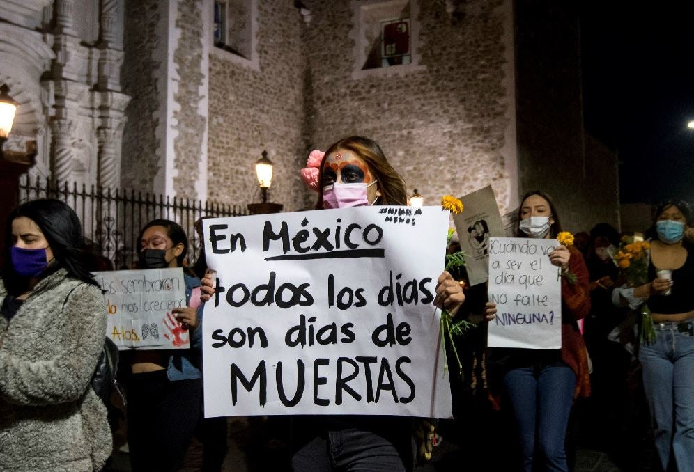 Colectivos feministas participan hoy de una marcha por el Día de Muertos y en protesta por los miles de feminicidios y desapariciones de mujeres en el país, en la ciudad de Saltillo, estado de Coahuila (México). México mantuvo vivo el Día de Muertos en un festejo híbrido acorde a los tiempo de la pandemia y mientras unos estados el país mantuvieron los panteones abiertos, para millones de familias la tradicional festividad transcurrió en casa, incluso miles la celebraron de manera virtual. 