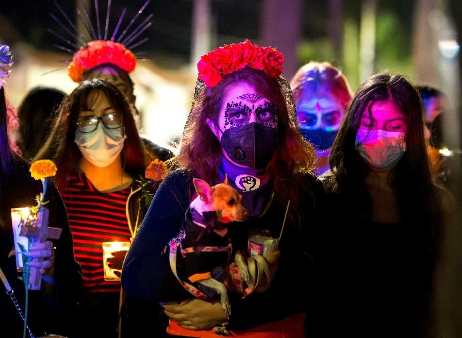 Colectivos feministas participan hoy de una marcha por el Día de Muertos y en protesta por los miles de feminicidios y desapariciones de mujeres en el país, en la ciudad de Saltillo, estado de Coahuila (México). México mantuvo vivo el Día de Muertos en un festejo híbrido acorde a los tiempo de la pandemia y mientras unos estados el país mantuvieron los panteones abiertos, para millones de familias la tradicional festividad transcurrió en casa, incluso miles la celebraron de manera virtual. 