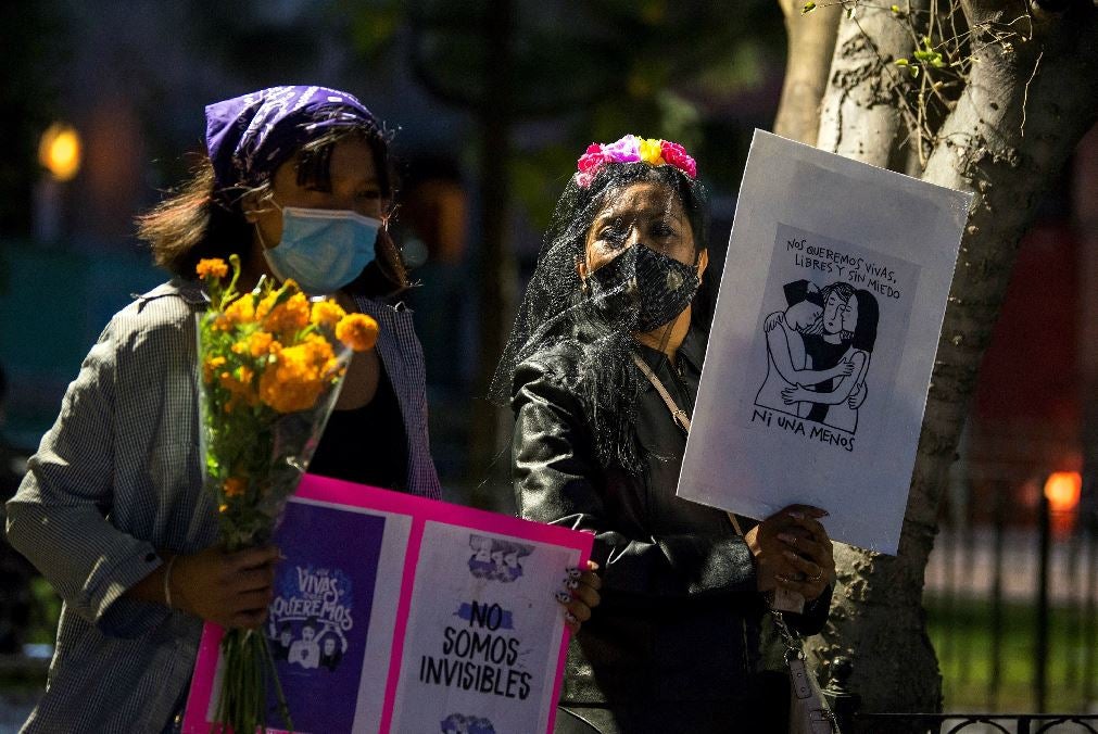 Colectivos feministas participan hoy de una marcha por el Día de Muertos y en protesta por los miles de feminicidios y desapariciones de mujeres en el país, en la ciudad de Saltillo, estado de Coahuila (México). México mantuvo vivo el Día de Muertos en un festejo híbrido acorde a los tiempo de la pandemia y mientras unos estados el país mantuvieron los panteones abiertos, para millones de familias la tradicional festividad transcurrió en casa, incluso miles la celebraron de manera virtual. 