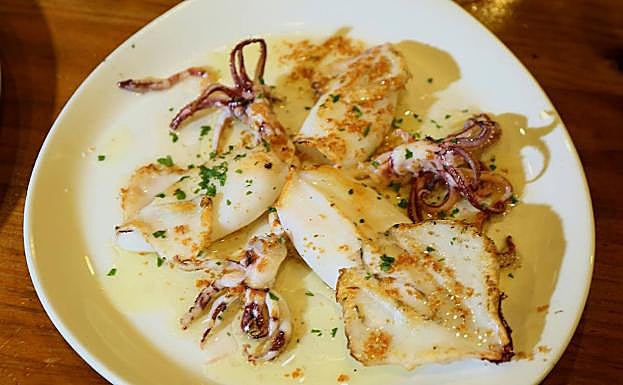 Txipirones a la plancha, una de sus deliciosas creaciones.