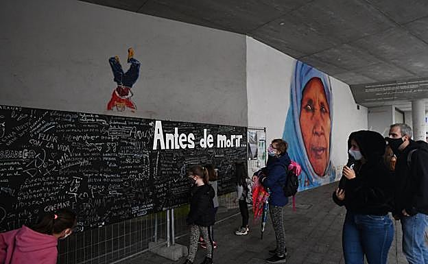 Imagen principal - Murales en distintos pueblos de Gipuzkoa proponen dejar por escrito emociones en torno a la muerte