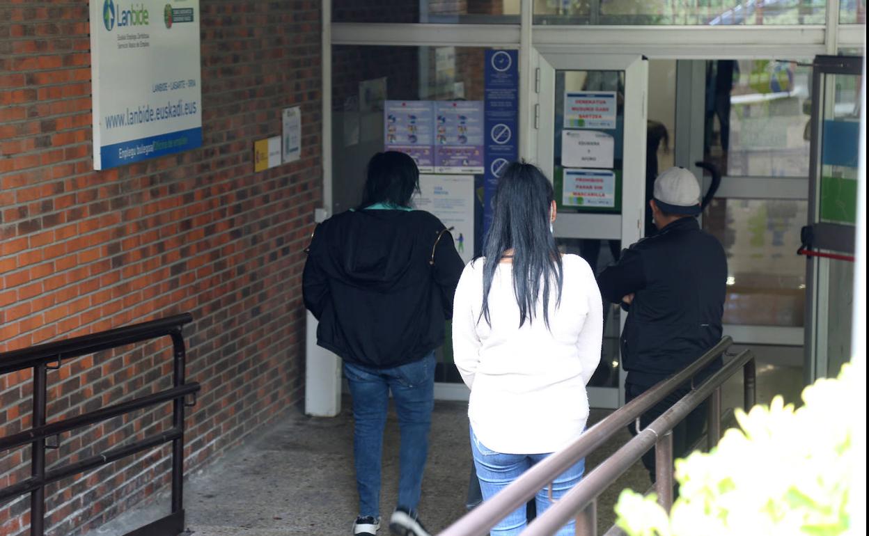 Varias personas aguardan a la entrada de Lanbide en Lasarte-Oria.