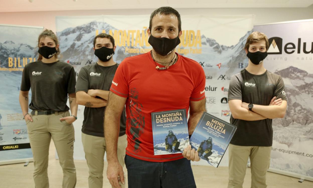 Alex Txikon, ayer en el Aquarium de Donostia con sus libros en euskara y castellano. 