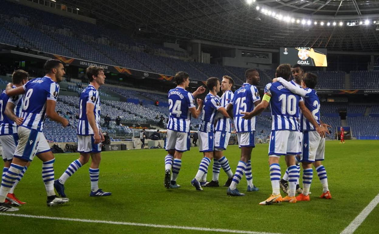 Los jugadores de la Real se felicitan tras el gol de Portu al AZ Alkmaar. 