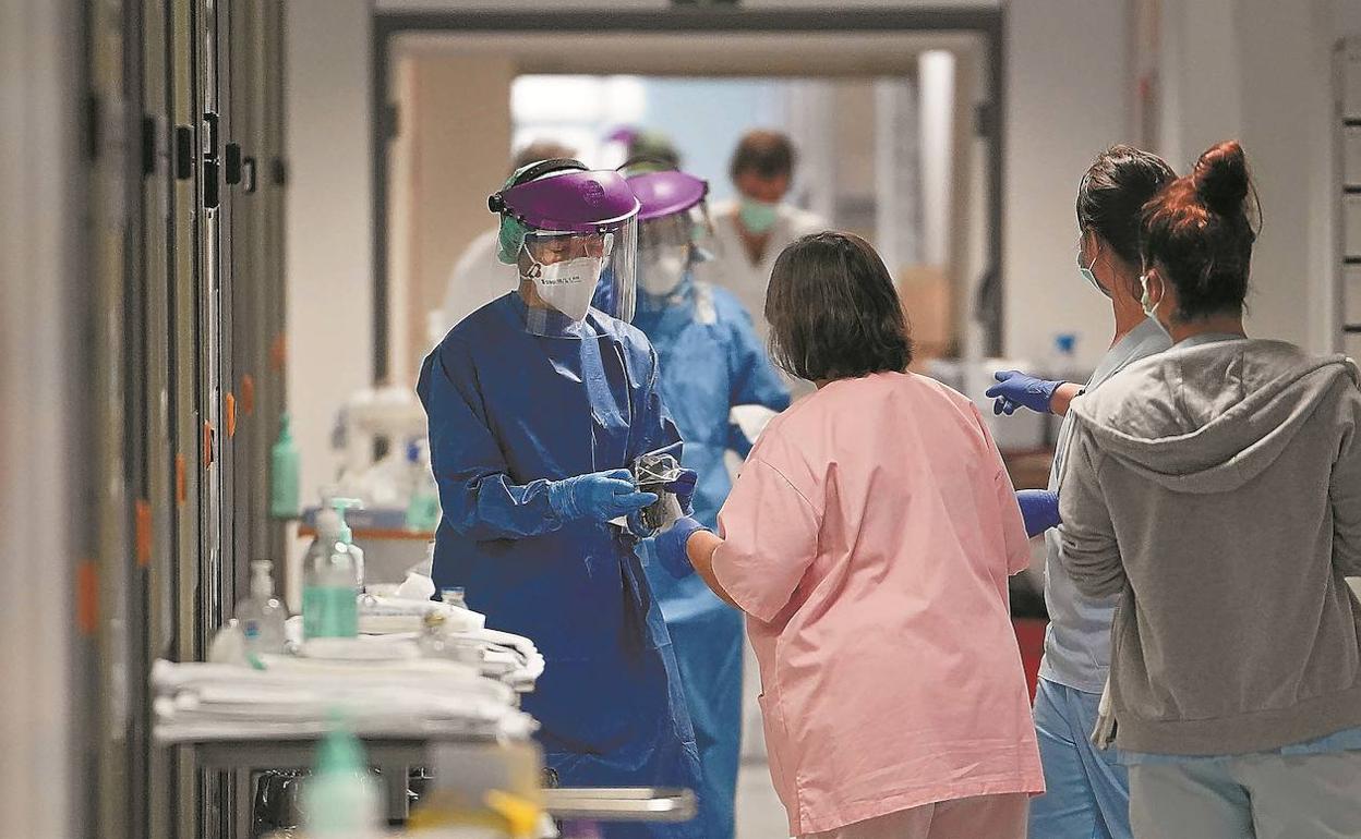 Camas UCI. Podrían llegar a ser hasta 157 en el Hospital Universitario Donostia si la situación fuera de extrema gravedad. 