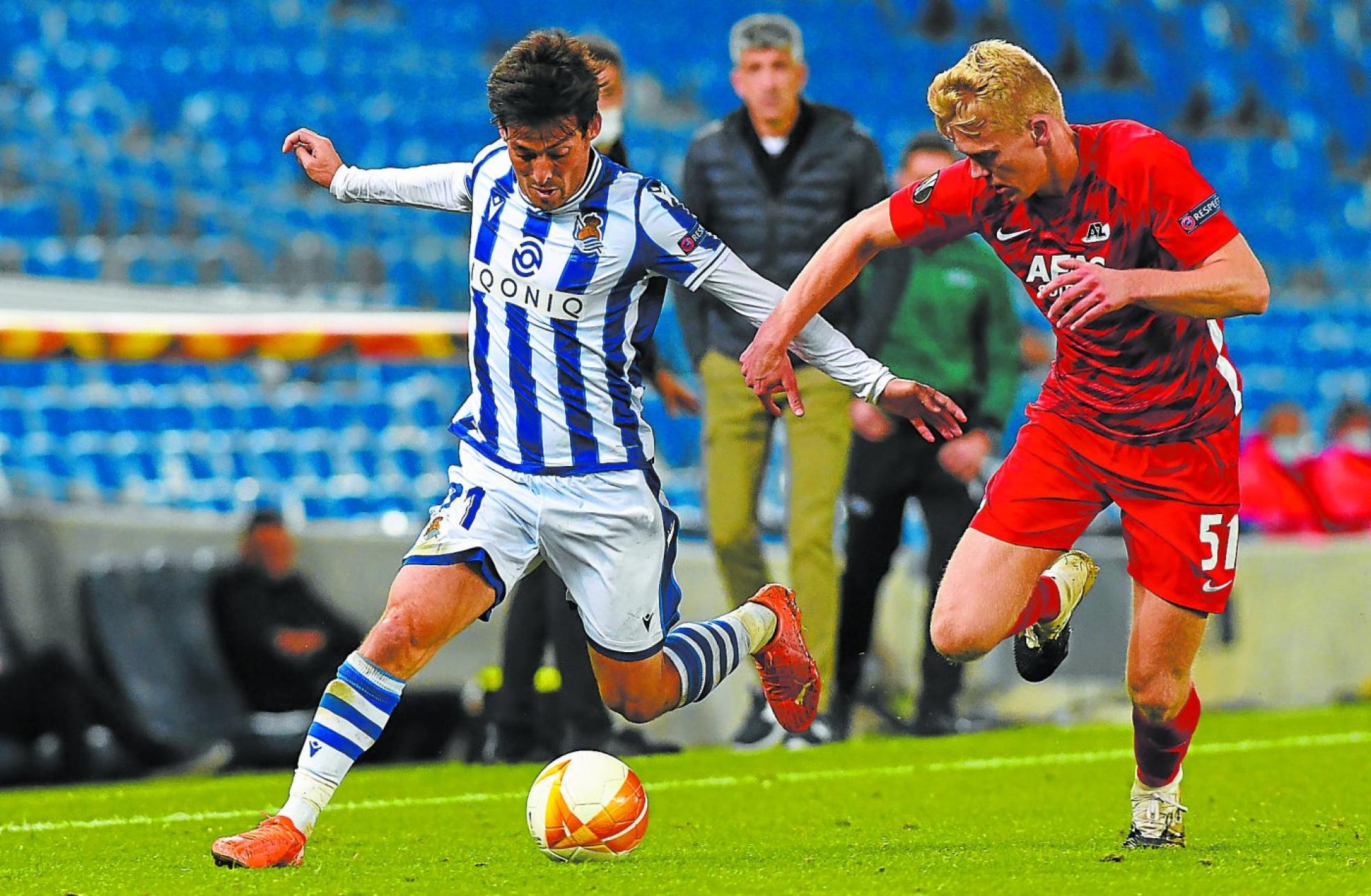 David Silva intenta regatear al jugador del AZ Alkmaar Velthuis en una jugada de la segunda parte. 