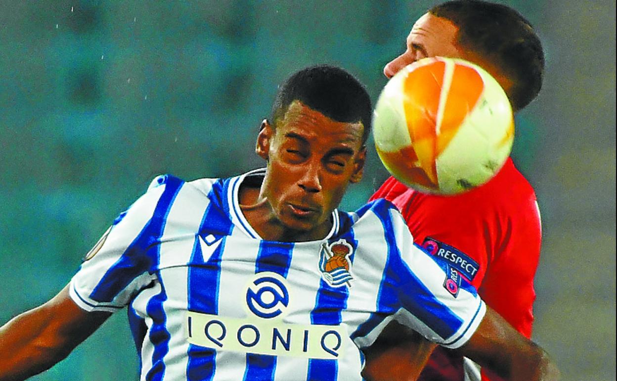 Isak pugna por un balón aéreo.