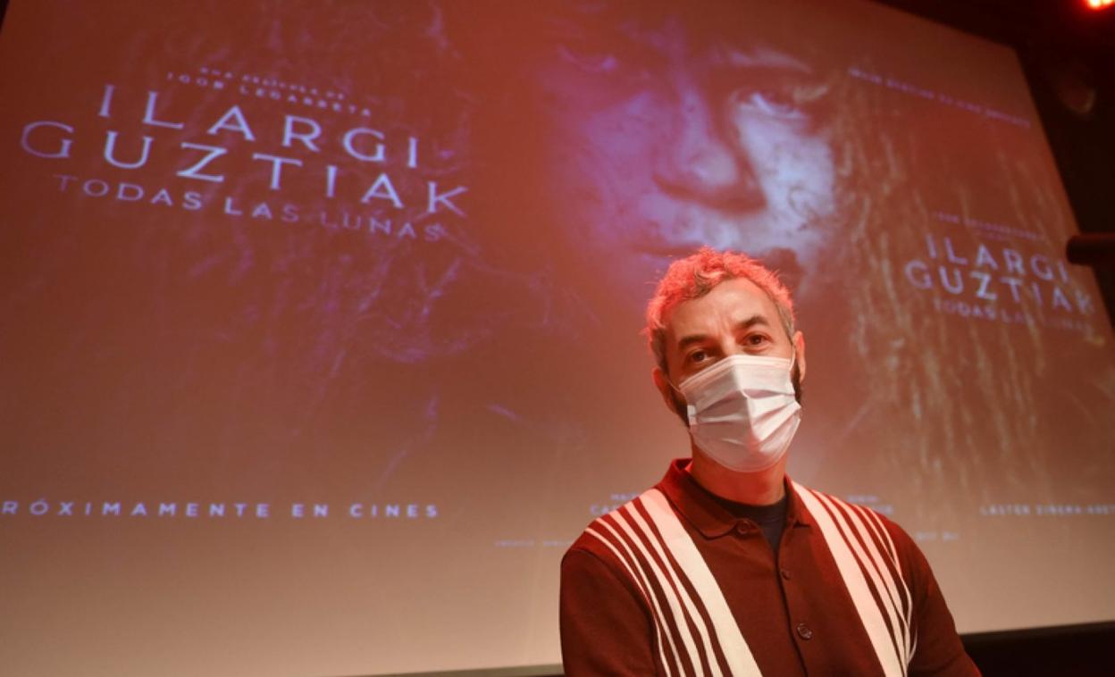 Igor Legarreta, con el cartel de 'Ilargi gustiak / Todas las lunas'. 