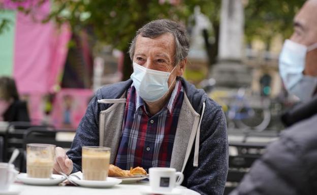 José disfruta de un desayuno en una terraza.