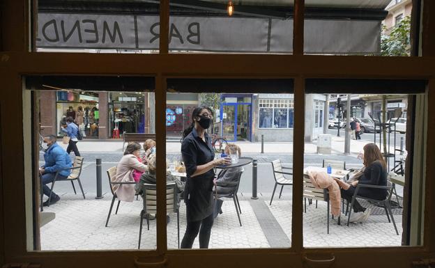 Begoña Sánchez (Bar Mendi): «Nos podían haber dejado el fin de semana. Tengo la despensa llena. ¿Qué hago con esa comida? Hay cosas que se ponen malas». 