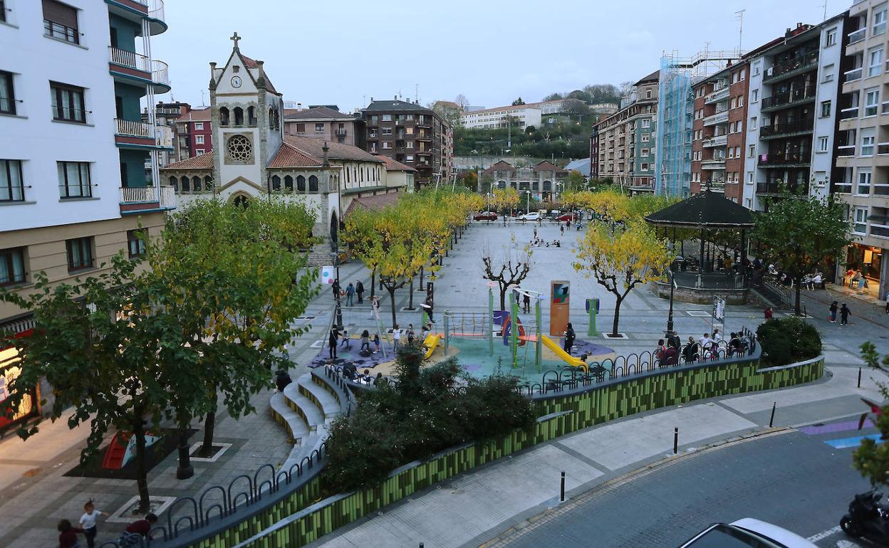 Plaza de Pasai Antxo bajo la que se construirá la nueva estación del Topo, con el mercado al fondo. 