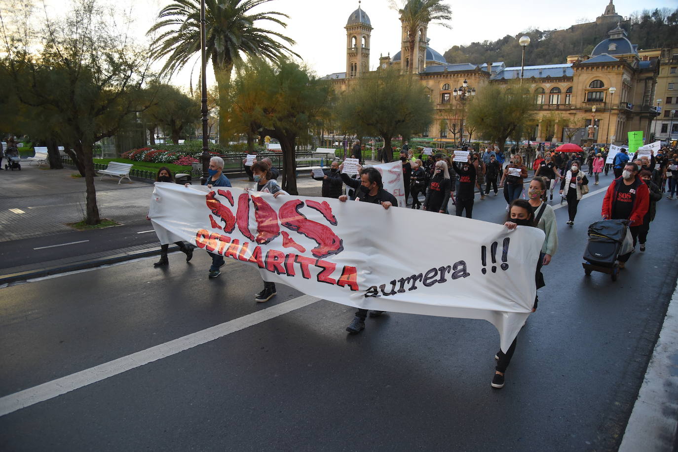 Numerosos hosteleros se han manifestando este sábado por la tarde en Donostia en protesta por el cierre del sector y la falta de ayudas institucionales. El enfado y la indignación han sido palpables entre los participantes