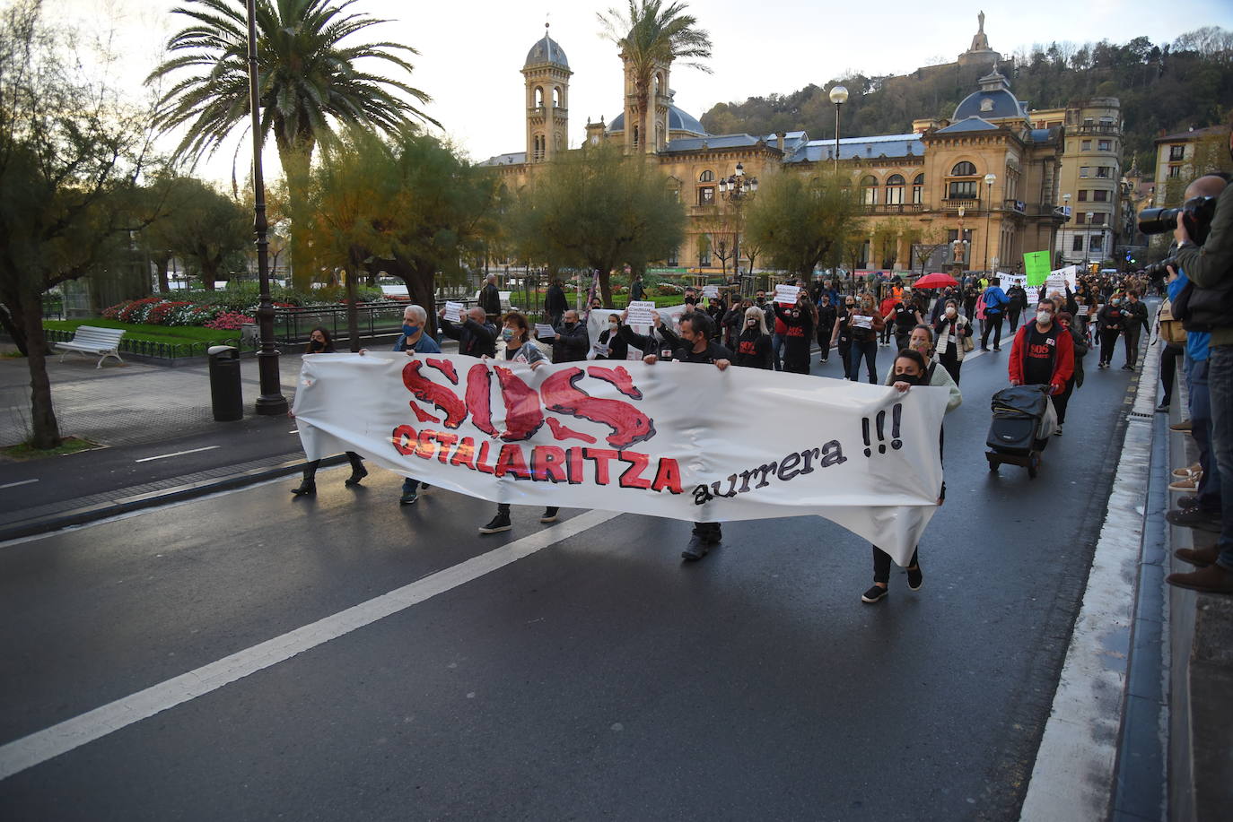 Numerosos hosteleros se han manifestando este sábado por la tarde en Donostia en protesta por el cierre del sector y la falta de ayudas institucionales. El enfado y la indignación han sido palpables entre los participantes