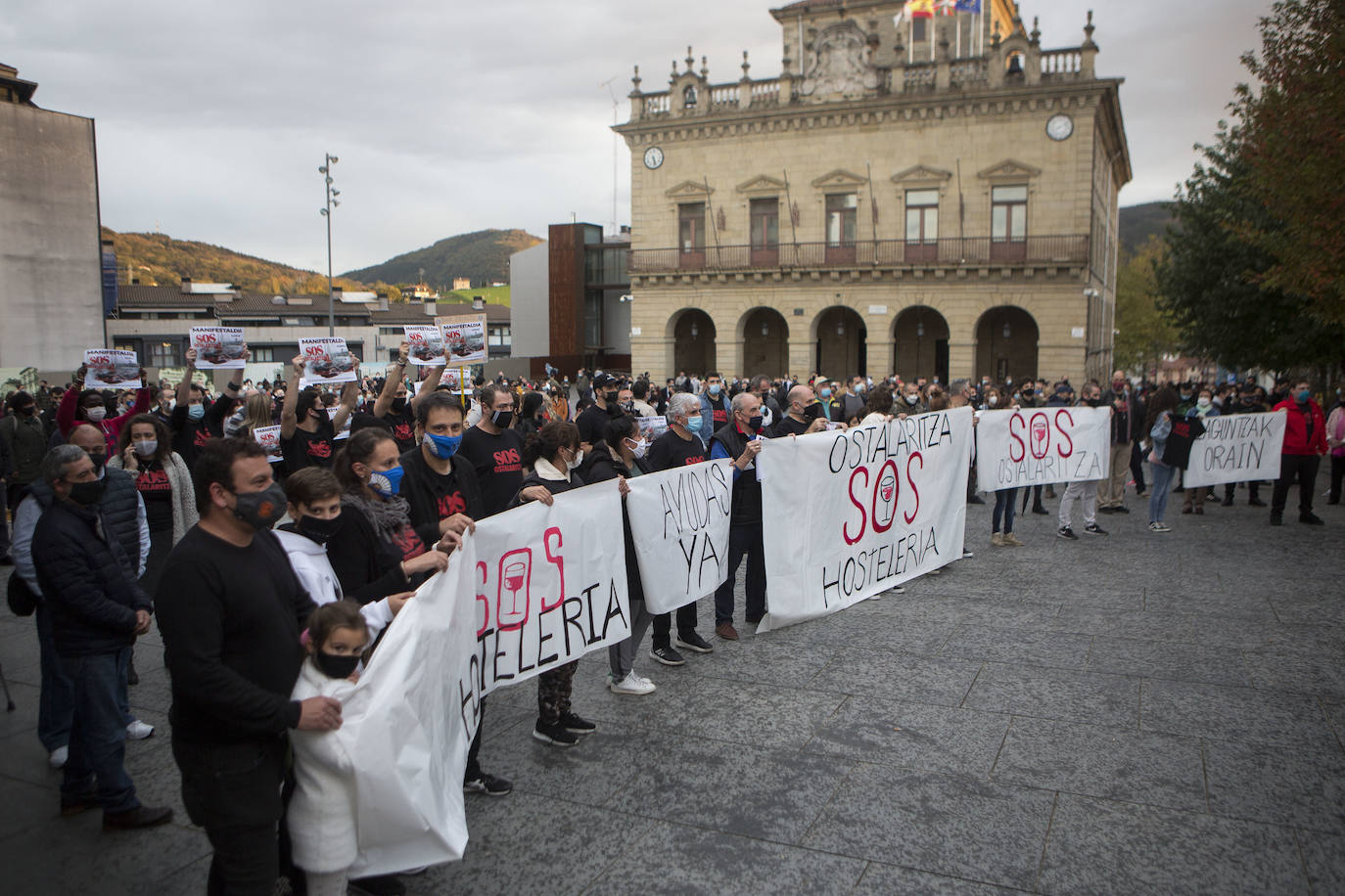 Numerosos hosteleros se han manifestando este sábado por la tarde en Donostia en protesta por el cierre del sector y la falta de ayudas institucionales. El enfado y la indignación han sido palpables entre los participantes