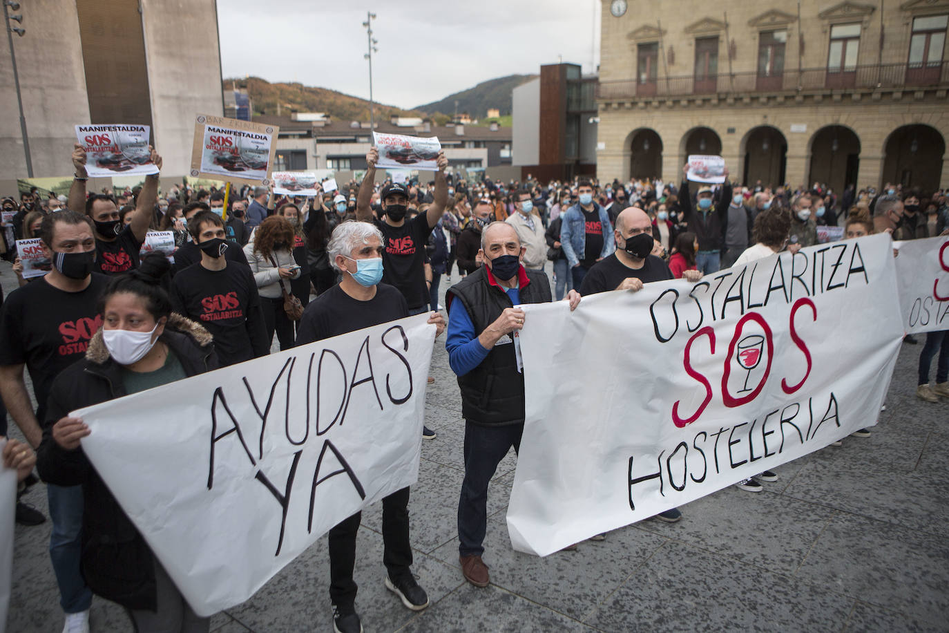 Numerosos hosteleros se han manifestando este sábado por la tarde en Donostia en protesta por el cierre del sector y la falta de ayudas institucionales. El enfado y la indignación han sido palpables entre los participantes