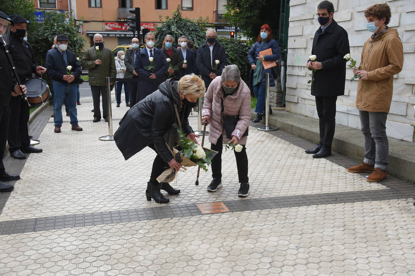 Fotos: Donostia recuerda con una placa al policía Martín González, asesinado por ETA