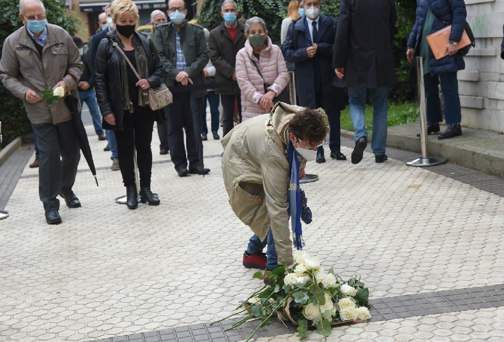 Fotos: Donostia recuerda con una placa al policía Martín González, asesinado por ETA
