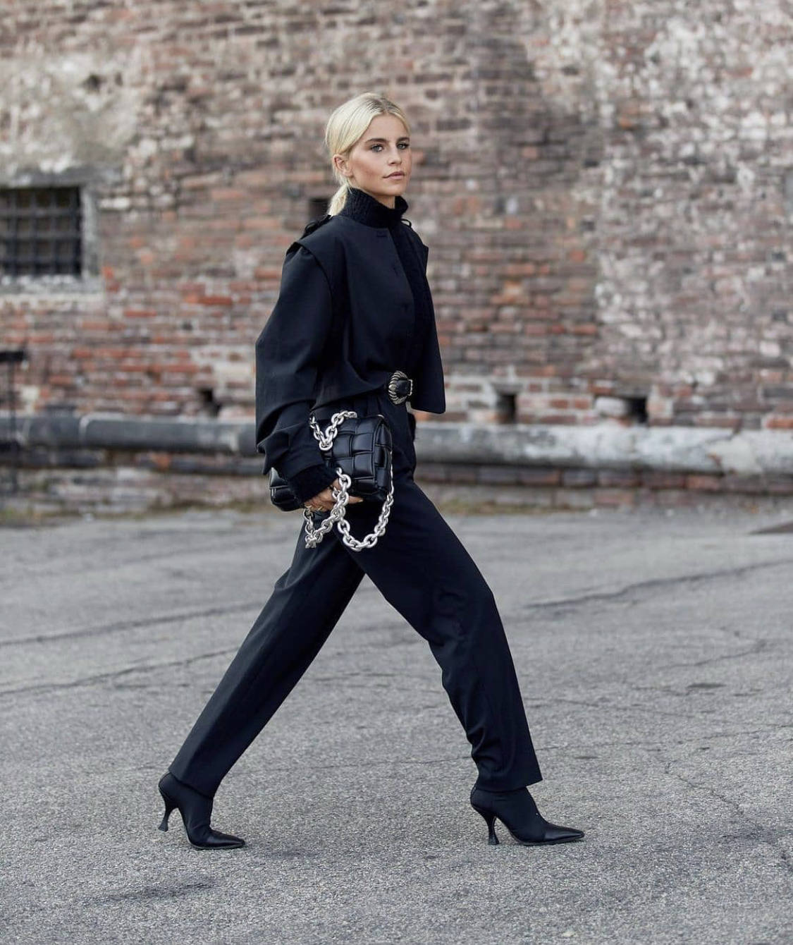 Las prendas efecto cuero, los estampados de cuadros, los trajes masculinos, las camisas blancas en todas sus versiones, los 'maxi' abrigos, las gabardinas, las cazadoras, las sudaderas, el chándal monocolor, los flecos, las chorreras, los volantes, las botas de estilo militar, las corbatas o los lazos en 'modo pajarita' serán las tendencias predominantes de un otoño marcado por la comodidad, el minimalismo y la extrema sobriedad