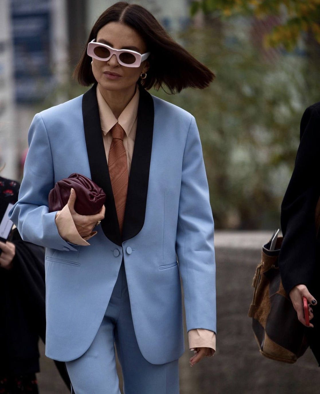 Las prendas efecto cuero, los estampados de cuadros, los trajes masculinos, las camisas blancas en todas sus versiones, los 'maxi' abrigos, las gabardinas, las cazadoras, las sudaderas, el chándal monocolor, los flecos, las chorreras, los volantes, las botas de estilo militar, las corbatas o los lazos en 'modo pajarita' serán las tendencias predominantes de un otoño marcado por la comodidad, el minimalismo y la extrema sobriedad