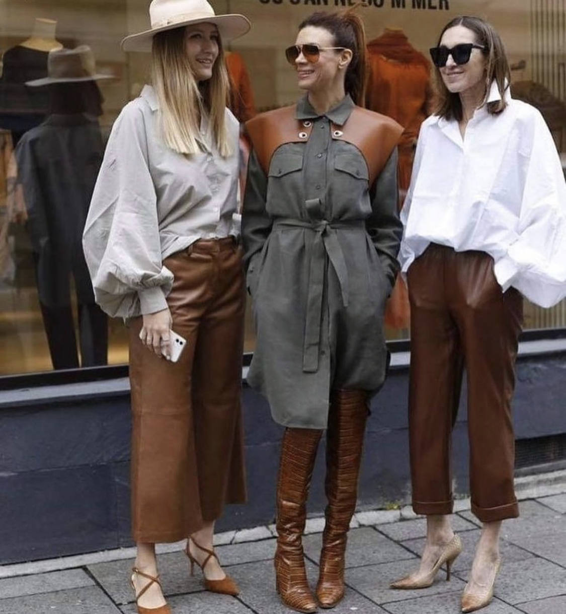 Las prendas efecto cuero, los estampados de cuadros, los trajes masculinos, las camisas blancas en todas sus versiones, los 'maxi' abrigos, las gabardinas, las cazadoras, las sudaderas, el chándal monocolor, los flecos, las chorreras, los volantes, las botas de estilo militar, las corbatas o los lazos en 'modo pajarita' serán las tendencias predominantes de un otoño marcado por la comodidad, el minimalismo y la extrema sobriedad