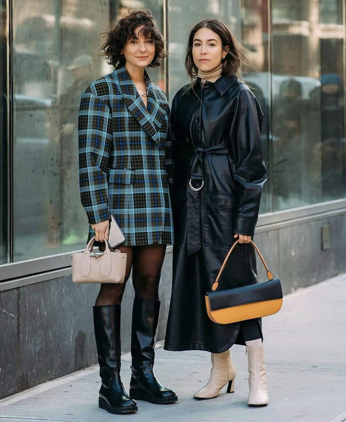 Las prendas efecto cuero, los estampados de cuadros, los trajes masculinos, las camisas blancas en todas sus versiones, los 'maxi' abrigos, las gabardinas, las cazadoras, las sudaderas, el chándal monocolor, los flecos, las chorreras, los volantes, las botas de estilo militar, las corbatas o los lazos en 'modo pajarita' serán las tendencias predominantes de un otoño marcado por la comodidad, el minimalismo y la extrema sobriedad