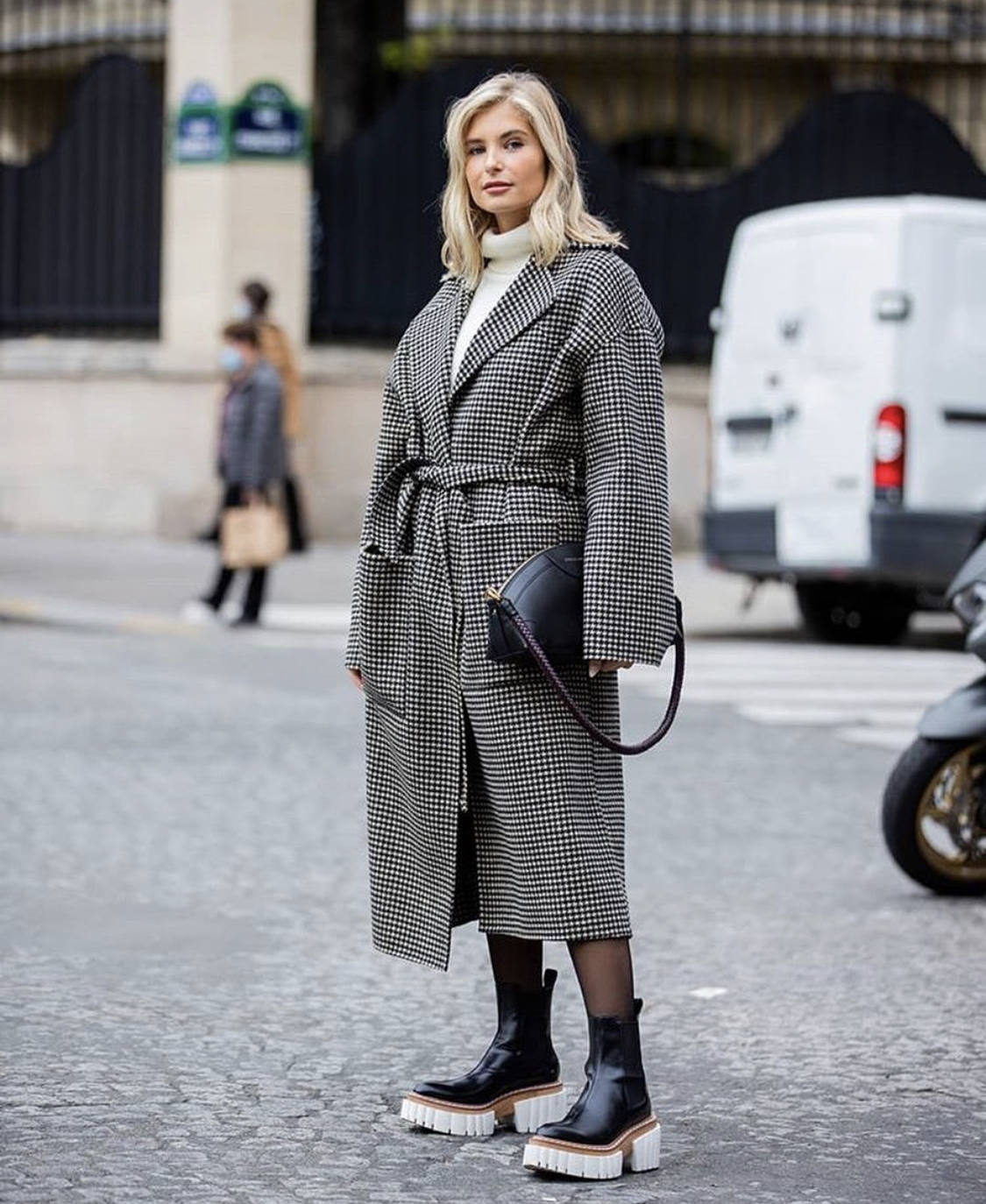 Las prendas efecto cuero, los estampados de cuadros, los trajes masculinos, las camisas blancas en todas sus versiones, los 'maxi' abrigos, las gabardinas, las cazadoras, las sudaderas, el chándal monocolor, los flecos, las chorreras, los volantes, las botas de estilo militar, las corbatas o los lazos en 'modo pajarita' serán las tendencias predominantes de un otoño marcado por la comodidad, el minimalismo y la extrema sobriedad