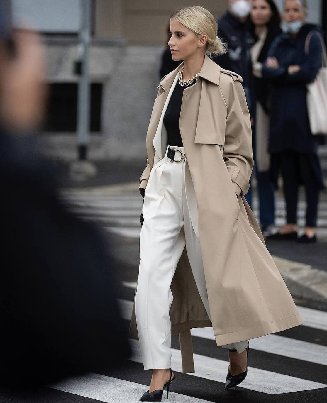 Las prendas efecto cuero, los estampados de cuadros, los trajes masculinos, las camisas blancas en todas sus versiones, los 'maxi' abrigos, las gabardinas, las cazadoras, las sudaderas, el chándal monocolor, los flecos, las chorreras, los volantes, las botas de estilo militar, las corbatas o los lazos en 'modo pajarita' serán las tendencias predominantes de un otoño marcado por la comodidad, el minimalismo y la extrema sobriedad